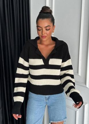 Чорний светр з воротником