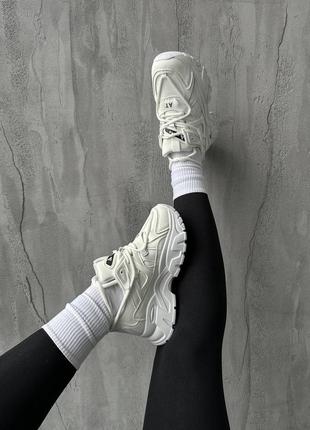Белые очень крутые кроссовки на двойной шнуровке10 фото