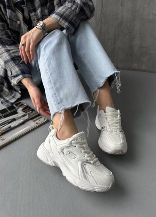 Белые очень крутые кроссовки с серебристыми вставками10 фото