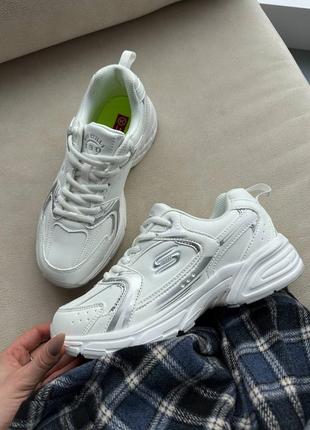 Белые очень крутые кроссовки с серебристыми вставками2 фото