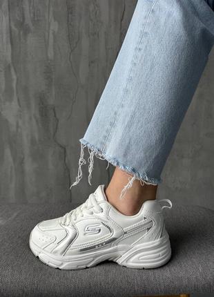 Белые очень крутые кроссовки с серебристыми вставками7 фото