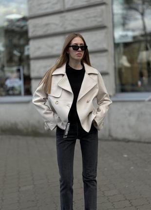 Коротке пальто бежевого кольору