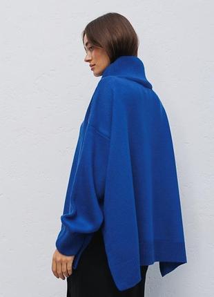 Вязаный свитер оверсайз синего цвета с высоким воротником стойкой4 фото