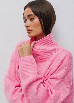 Розовый свитер оверсайз с высоким воротником стойкой2 фото