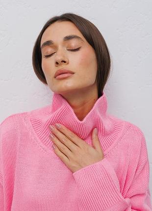 Розовый свитер оверсайз с высоким воротником стойкой4 фото