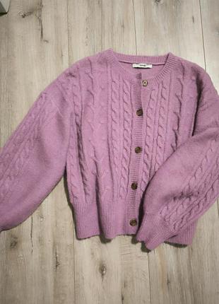 Теплая кофточка с опущенными плечами