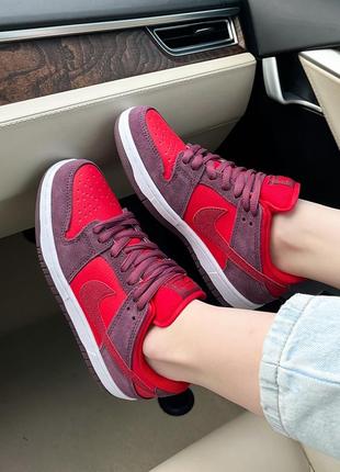 Круті жіночі кросівки nike sb dunk low cherry вишневі