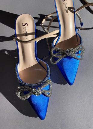 Стильные атласные яркие туфли туфли булавка с бантиком из страз туфли на каблуке с стразами с бантиком туфли с острым носком яркие синие туфои
