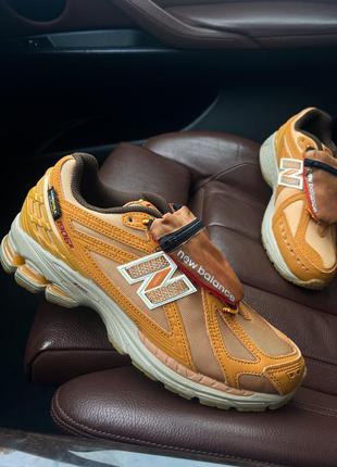 Стильні чоловічі кросівки new balance 1906r cordura pouch гірчичні