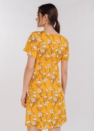 Желтое летнее платье в цветочный принт3 фото