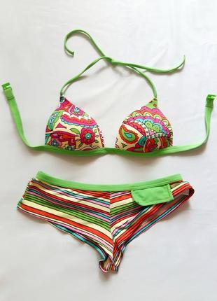 Разноцветный яркий купальник с узором feba.