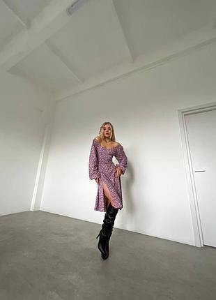 Нежное женское платье с цветочным принтом,