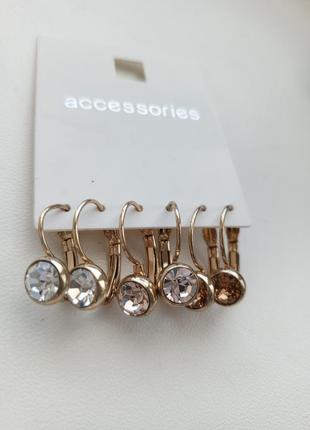 Сережки accessories 3 пари з кристалами колір метала золото. нові!