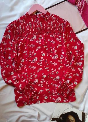 Красная блуза с цветочным узором до длинного рукава блузка красная