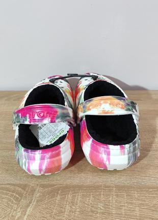 🟥crocs classic lined tie dye clog black/multi 38-39 25см 
 
новые оригинал в наличии есть несколько пар ⬆️4 фото