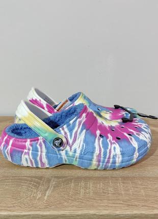 🟥crocs classic lined tie dye clog black/multi 39-40 26см 
 
новые оригинал в наличии есть несколько пар ⬆️