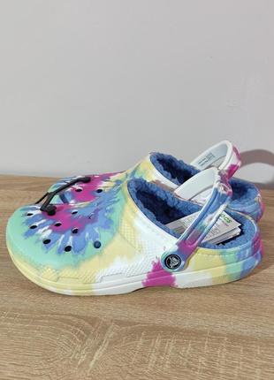 🟥crocs classic lined tie dye clog black/multi 41-42 265мм 
 
новые оригинал в наличии есть несколько пар ⬆️3 фото