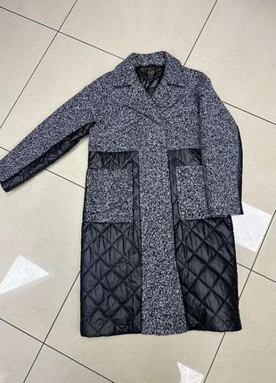 Демисезонное комбинированное пальто с накладными карманами