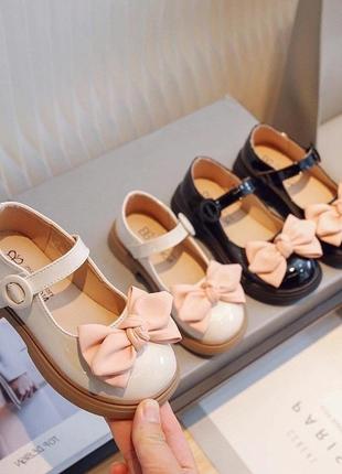 Стильні нарядні туфлі для дівчаток