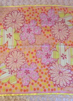 Платок в цветах в стиле kenzo