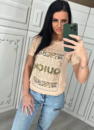 Базовая футболка с камушками