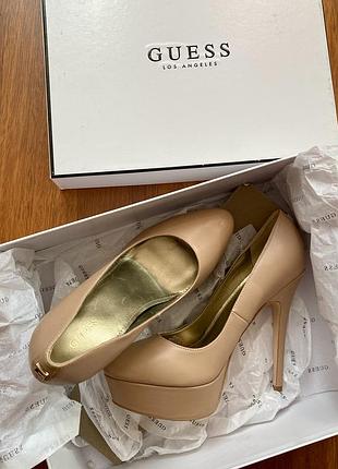 Бежевые туфли на шпильке и платформе guess