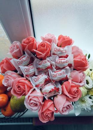 Букет із солодощами квітами подарунок на день закоханих святого валентина серце валентинка