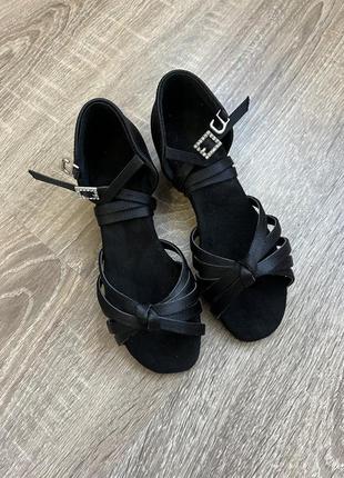 Черные танцевальные туфли для бальных танцев