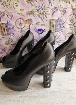 Новые гламурные натуральные кожаные стильные итальянские брендовые крутые черные туфли босоножки на высоком каблуке платформе с шипами rinascimento 3710 фото