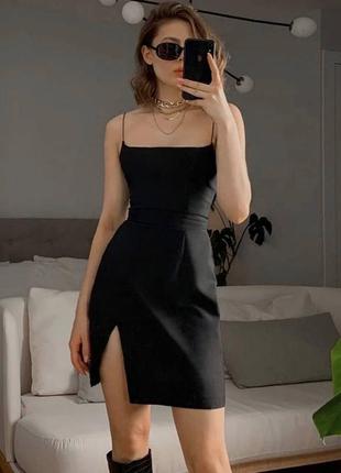 💬маленька чорна сукня з розрізом на запах