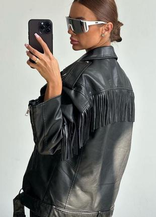 Косуха шкіряна штучна шкіра еко-шкіра жіноча чорна із бахромою куртка курточка оверсайз2 фото