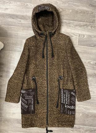 Шерстяне пальто з капюшоном та накладними карманами