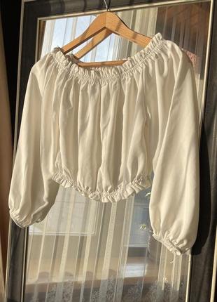 Блуза/топ укороченный молочного цвета с опущенными плечами на резинках размер s-m