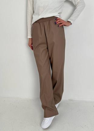 Брючні штани брюки жіночі шкіряні вільні палаццо труби ділові повсякденні базові чорні коричневі бежеві на весну весняні демісезонні5 фото
