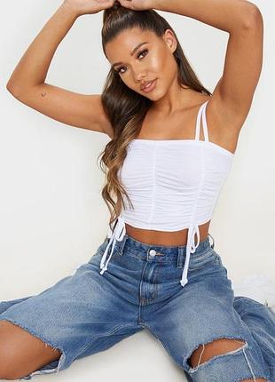 Белый вискозный кроп топ на двойных бретельках prettylittlething