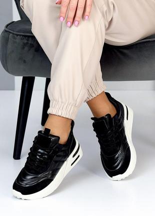 Женские кроссовки в черном цвете, на белой толстой подошве на шнурках, в размере 36,37,38,39,40,41