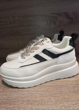 Кросівки жіночі шкіра