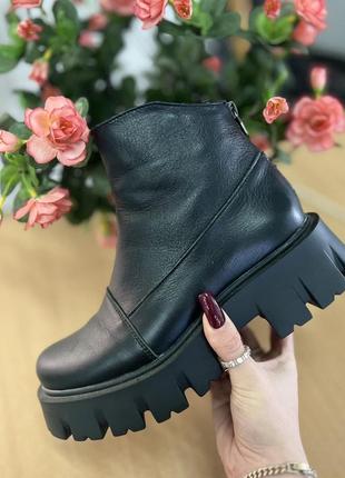 Короткі жіночі чорні шкіряні черевики на платформі