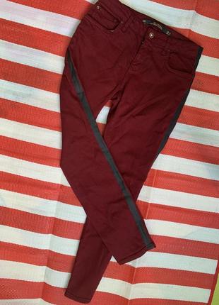Шикарные укороченные джинсы скинни с лампасами/с полосками zara/цвет бургунди2 фото