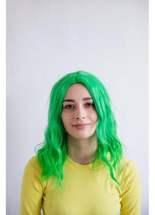 Зеленый волнистый парик со светлыми кончиками без челки