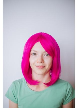 Ярко розовый парик каре с челкой