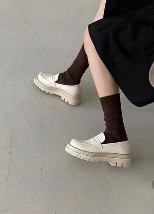 Женские молочные туфли лоферы от zara