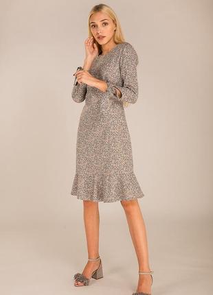 Гарне лляне плаття з оборкою внизу сіре в квіточку