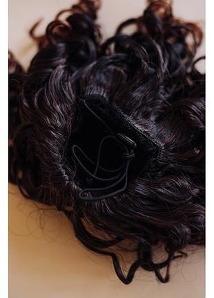 Кудрявый короткий русый хвост со светлыми кончиками на резинке