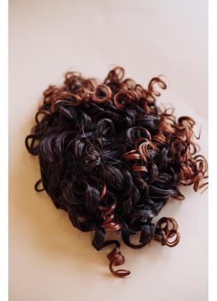 Кудрявый короткий русый хвост со светлыми кончиками на резинке