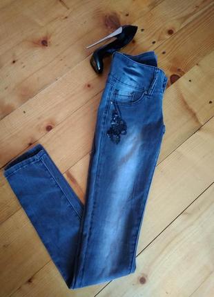 Стильні стрейчові джинси декоровані вишивкою з блискіток1 фото
