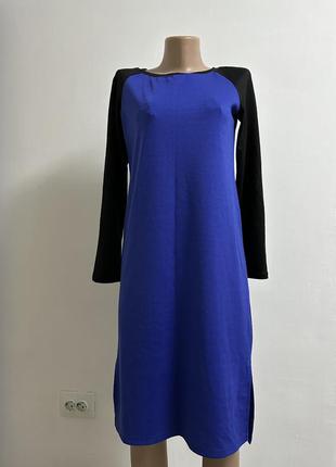 Синее спортивное платье реглан с черными рукавами с разрезами по бокам.
