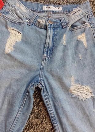 Крутые рваные джинсы мом4 фото