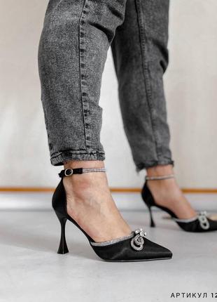 Женские туфли с блестящим ремешком