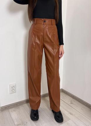 Качественные новые коричневые брюки из эко-кожи